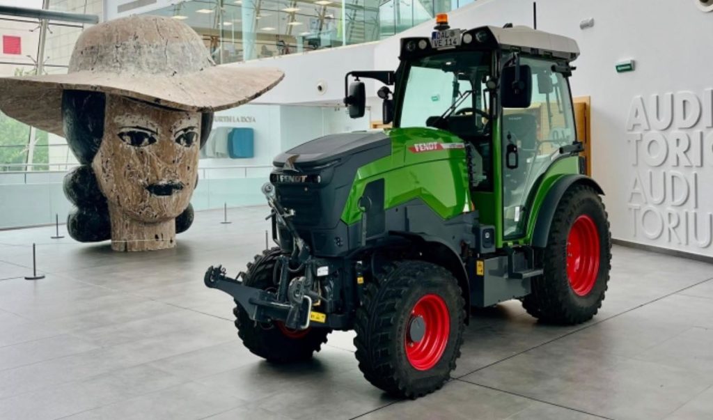noticias maquinaria Fendt presenta en España el primer tractor eléctrico producido en serie_ el e100 Vario.
