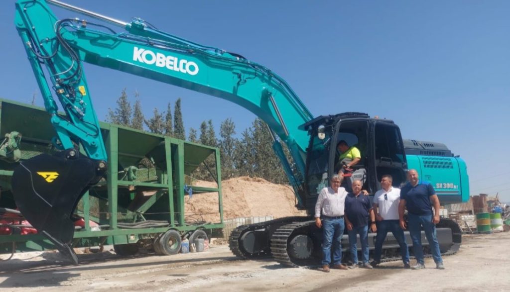 noticias maquinaria Grupo Almerisan entreg excavadora Kobelco SK300 NLC en Granada