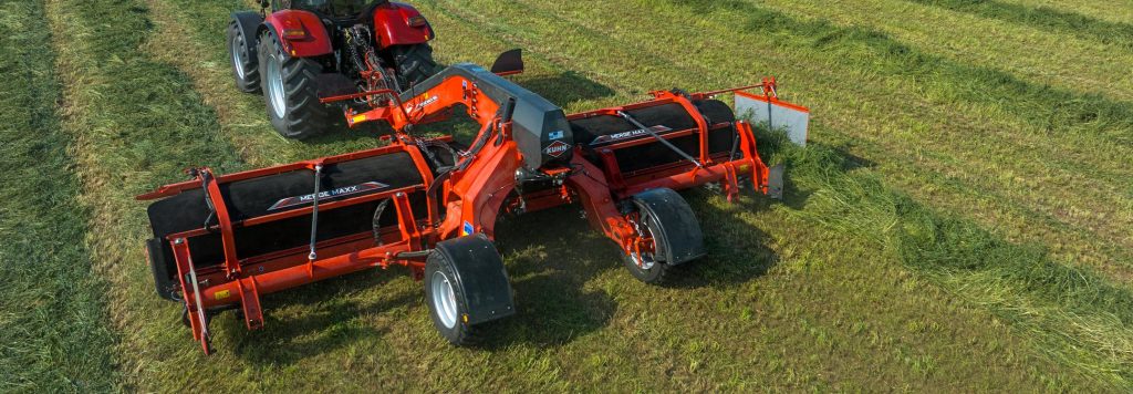 noticias maquinaria La gama de hileradores de cinta KUHN evoluciona en MERGE MAXX 102