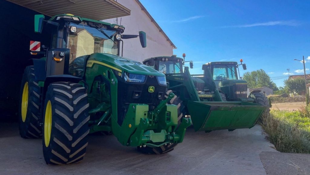 noticias maquinaria Agrícola Castellana entrega un tractor John Deere 8R 370