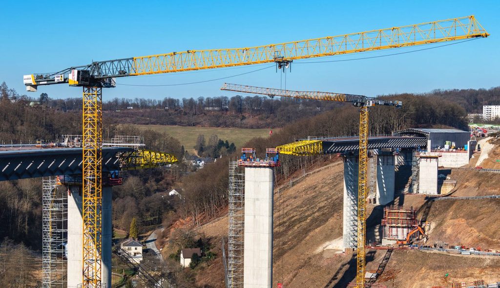noticias maquinaria Dos grúas Liebherr en la construcción del viaducto Rahmede en la A45