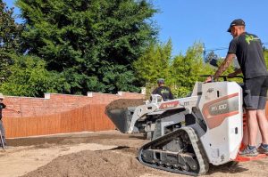 noticias maquinaria La versatilidad compacta de la Bobcat MT100 para paisajismo urbano
