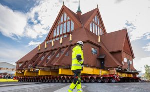 noticias maquinaria Mammoet completa con éxito la reubicación de la histórica Iglesia de Kiruna