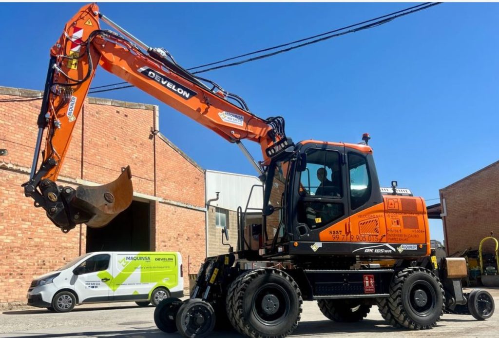 noticias maquinaria Maquinsa adapta excavadora Develon DX165WR ferroviario