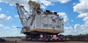 noticias maquinaria Reubicación récord de dragalina utilizando SPMT en Australia