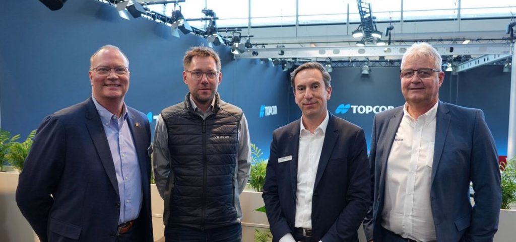 noticias maquinaria Topcon y Vemcon firman acuerdo para facilitar la actualización de excavadoras de 2D a 3D.