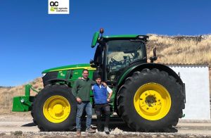 noticias maquinaria Agrícola Castellana entrega un John Deere 6R 250 a un joven agricultor