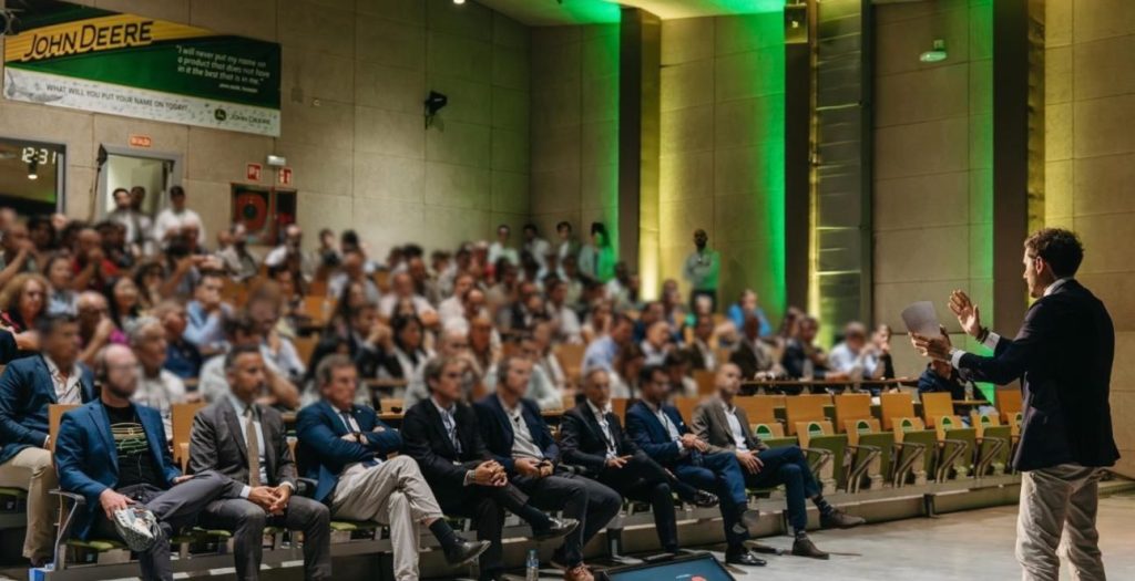 noticias maquinaria Albert Rivera como ponente en el I ‘Byte to Bite_ The Farm Changers’ de John Deere-2