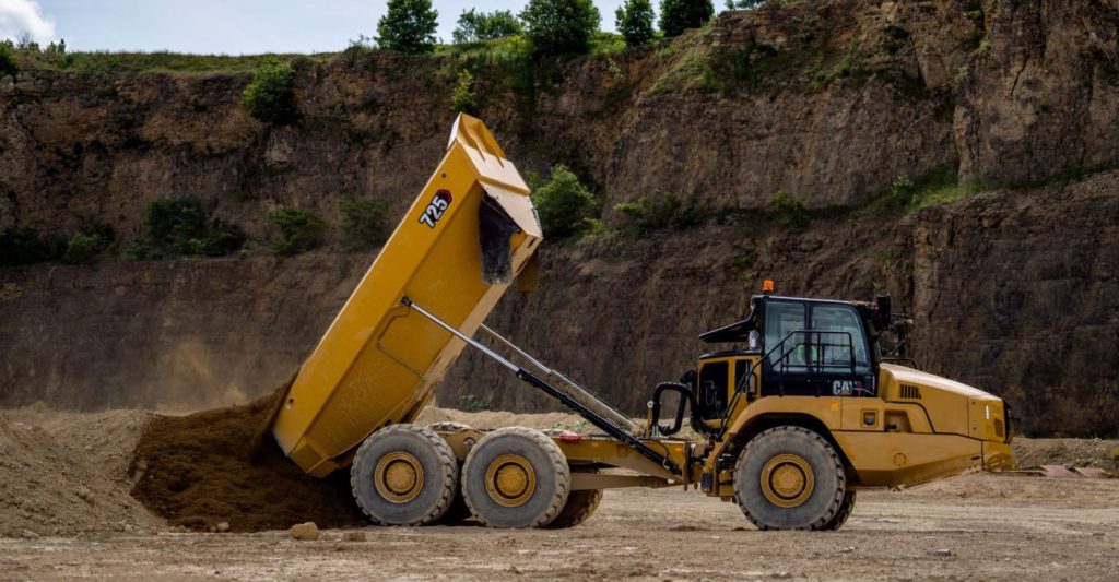 noticias maquinaria Caterpillar lanza nueva generación de camiones articulados