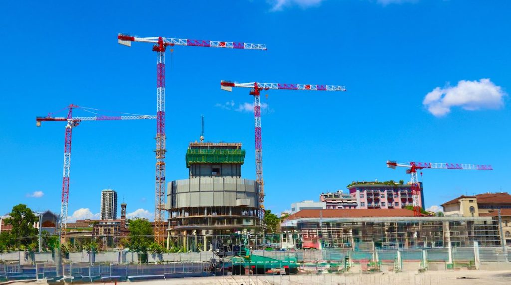 noticias maquinaria Cuatro grúas Potain impulsan el avance del Torre Faro en Milán