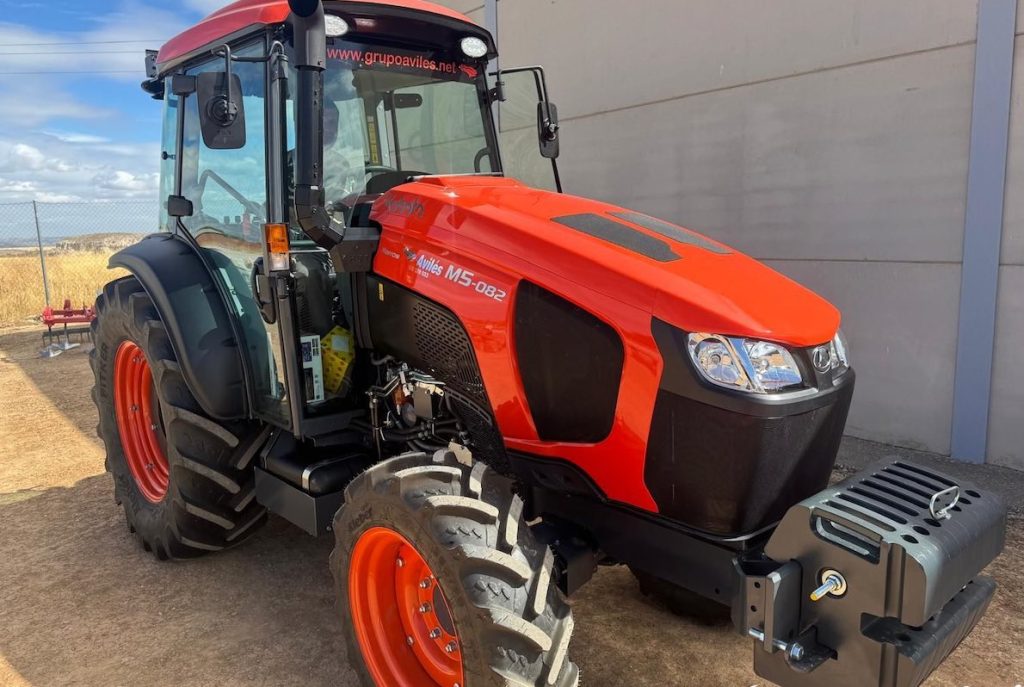 noticias maquinaria Grupo Avilés entrega un tractor Kubota M5-082 en Toledo
