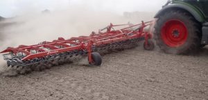 noticias maquinaria La nueva binadora de precisión con dedos de KVERNELAND