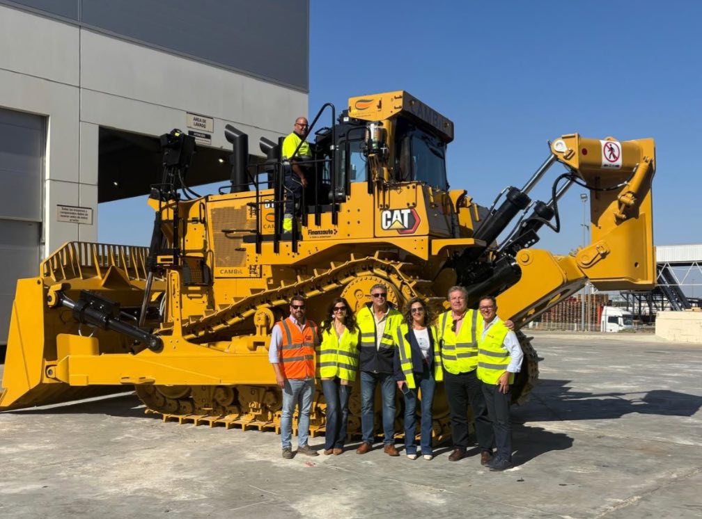 noticias maquinaria Finanzauto entrega un bulldozer Cat® D10 a Excavaciones Cambil