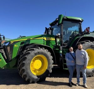 Agrícola Noroeste entrega un tractor John Deere 8R 410 en León Noticias Maquinaria