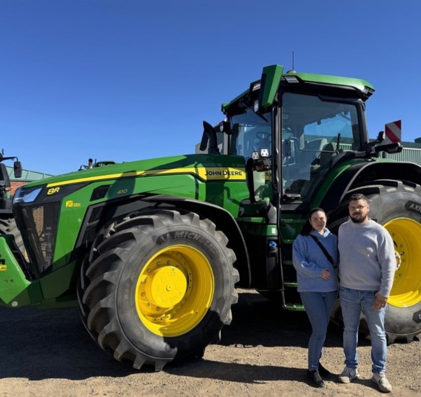 Agrícola Noroeste entrega un tractor John Deere 8R 410 en León Noticias Maquinaria