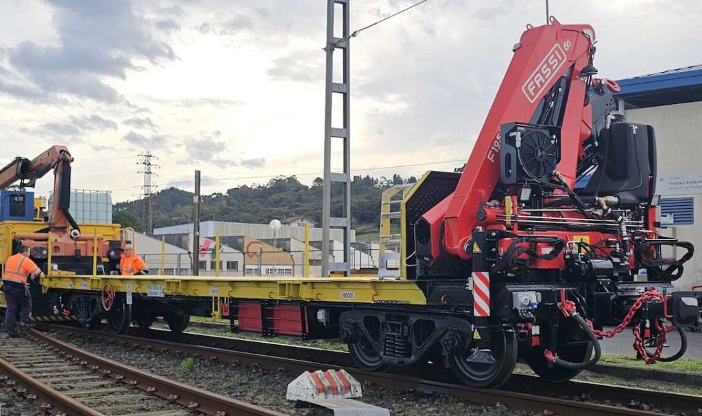 Transgrúas con la primera grúa Fassi 100% eléctrica al Metro de Bilbao