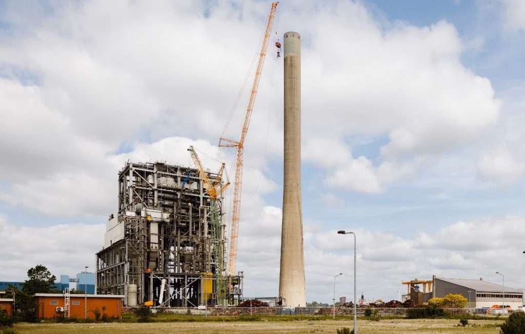 Una grúa Tadano CC 38.650-1 derriba chimenea de 175 metros noticias maquinaria