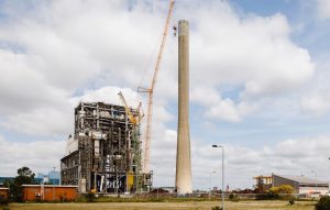 Una grúa Tadano CC 38.650-1 derriba chimenea de 175 metros noticias maquinaria