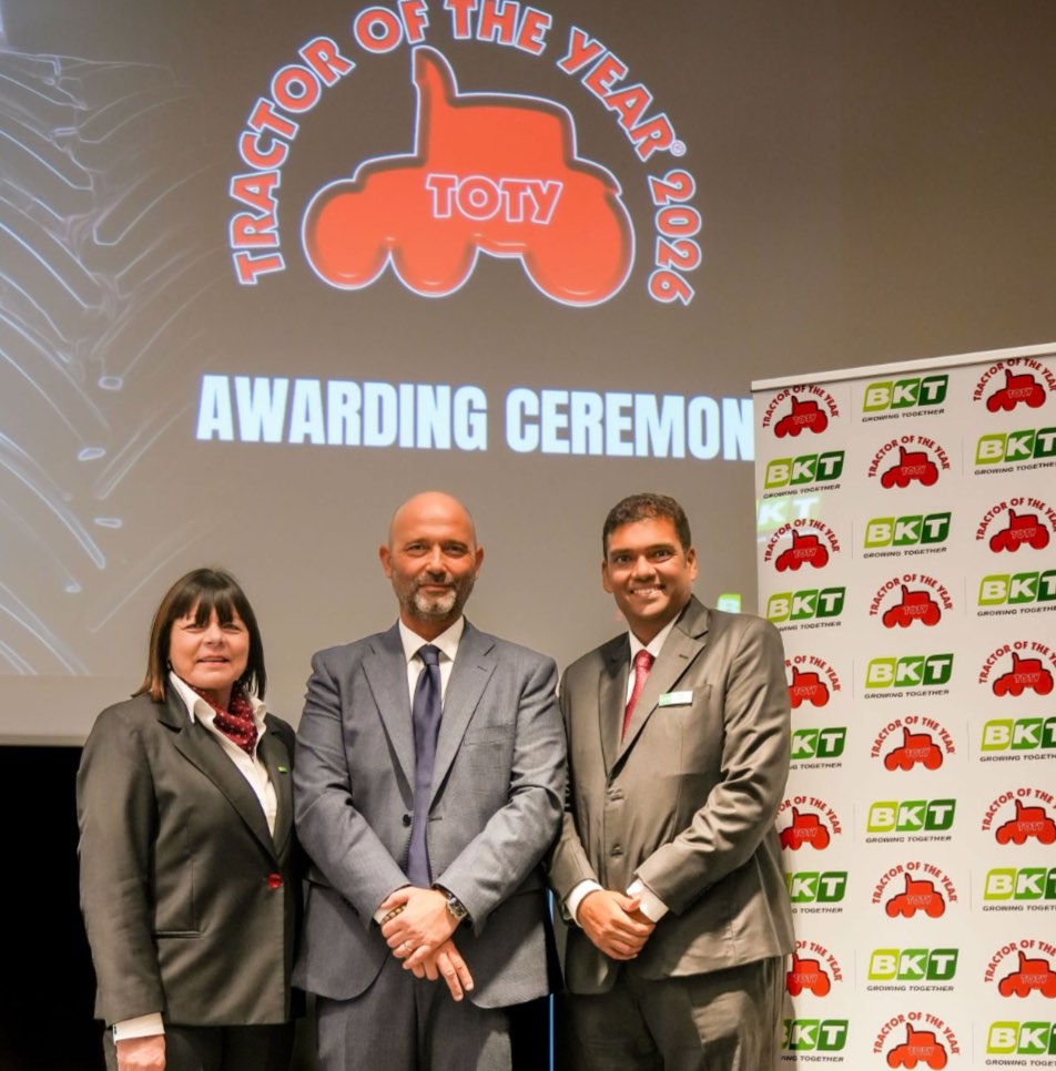 noticias maquinaria BKT al lado de los finalistas y ganadores de Tractor of the Year 2026
