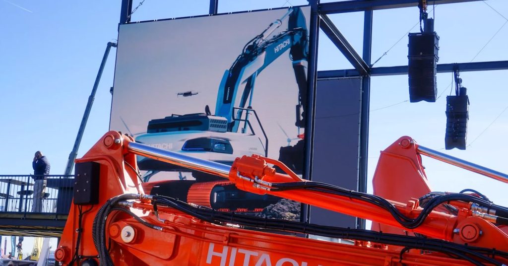 noticias maquinaria Hitachi Construction Machinery se transforma en LANDCROS