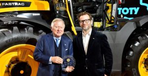 noticias maquinaria JCB gana el premio “Tractor del Año” con el nuevo Fastrac 6300