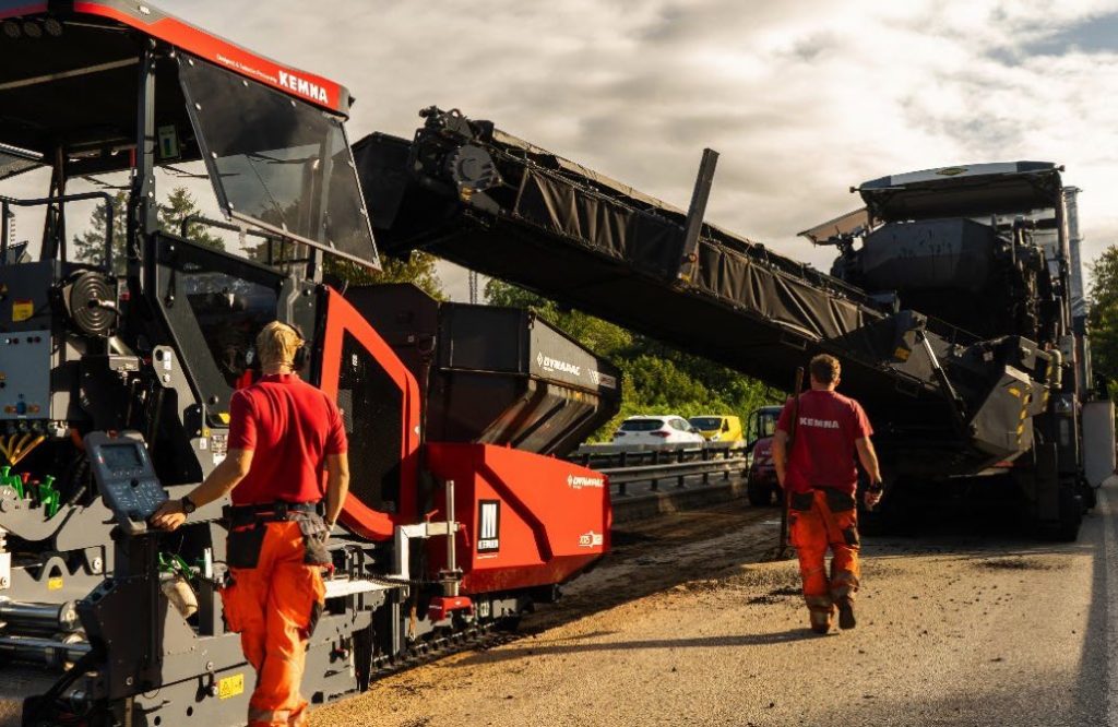 noticias maquinaria La Dynapac XD25 110C junto al equipo de KEMNA