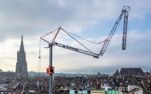noticias maquinaria La grúa Liebherr MK 120-5.1E en el centro histórico de Berna