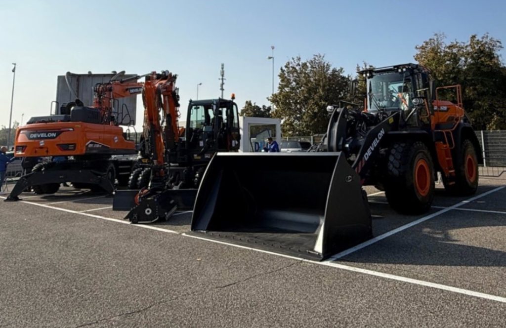 Develon y DMO protagonizan Ecomondo 2025 noticias maquinaria