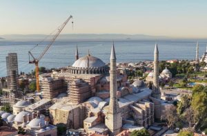 Una grúa Liebherr en la restauración de la Mezquita de Santa Sofía en Estambul Noticias Maquinaria