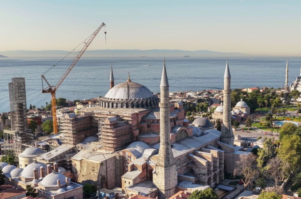 Una grúa Liebherr en la restauración de la Mezquita de Santa Sofía en Estambul Noticias Maquinaria