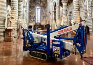 La plataforma SMX 250 de Multitel dentro del Duomo de Orvieto NoticIas Maquinaria