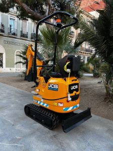 Primera entrega en España de la nueva miniexcavadora eléctrica JCB 8008E