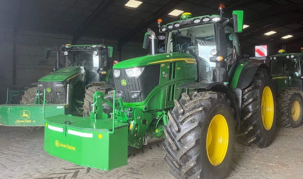 Agrícola Castellana entrega un John Deere 6R 250 en Villamoronta (Palencia) noticias maquinaria