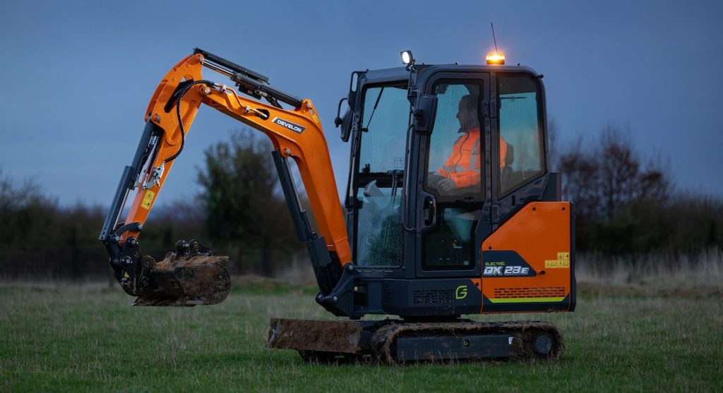 DEVELON lanza la nueva miniexcavadora eléctrica DX23E-7 noticias maquinaria