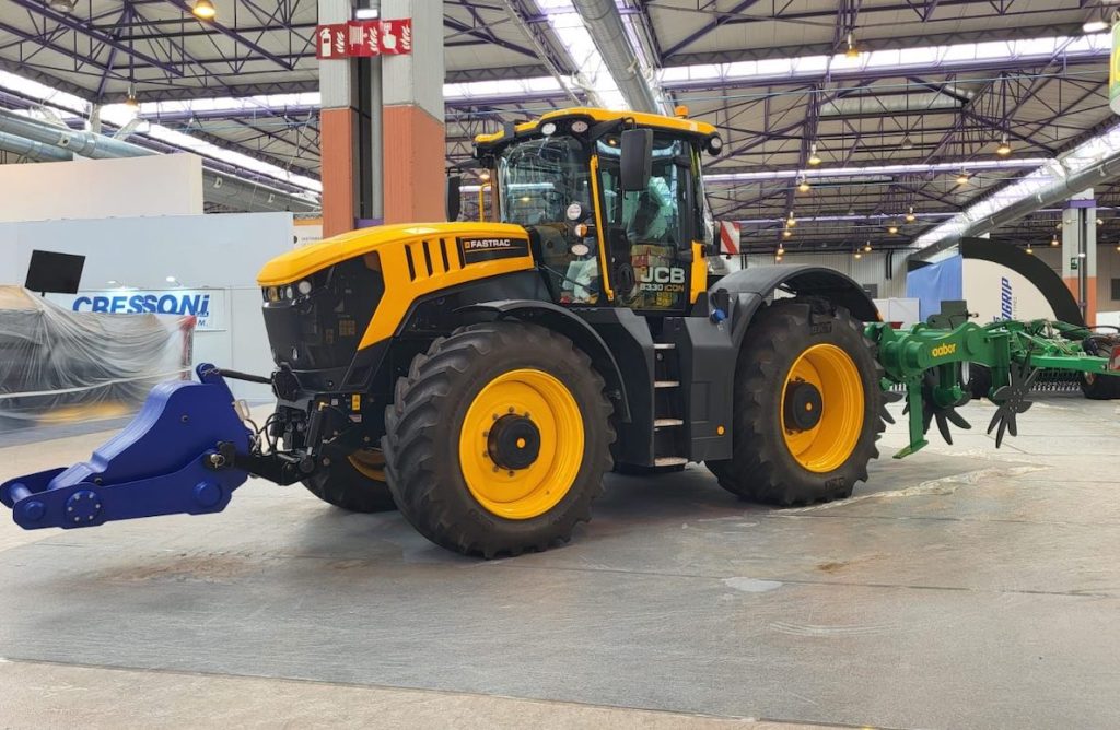 El JCB Fastrac 8330 con implementos de Baabor en FIMA noticias maquinaria