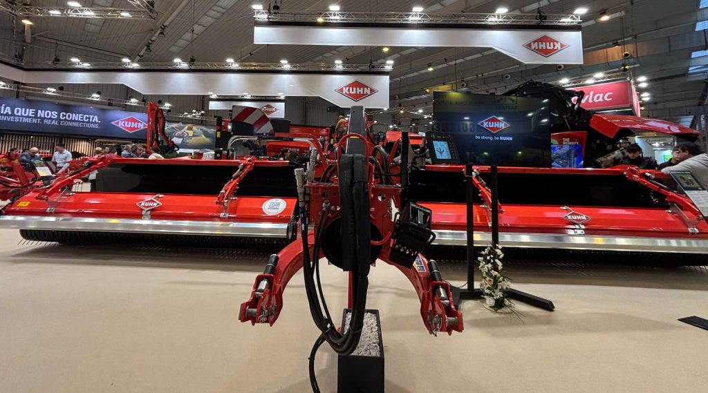 KUHN presenta el hilerador de tapiz MERGE MAXX 952 en FIMA 2026 noticias maquinaria