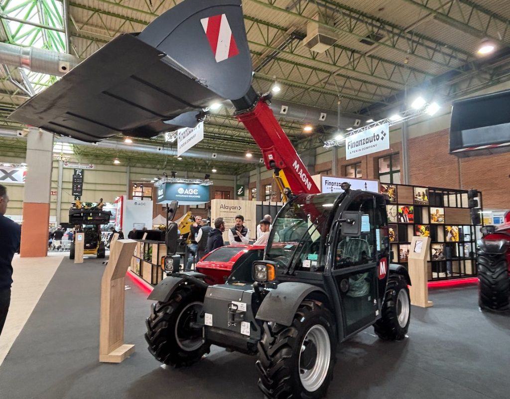 La magni THA 3.6 brilla en el stand de Finanzauto durante FIMA noticias maquinaria