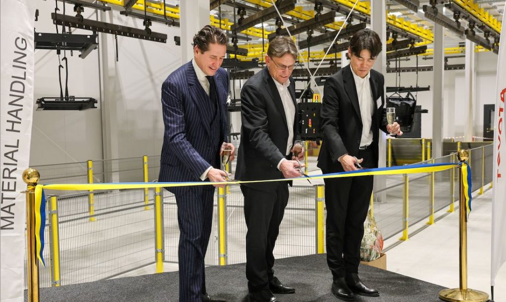 Toyota Material Handling Europe inaugura nueva planta de pintura noticias maquinaria