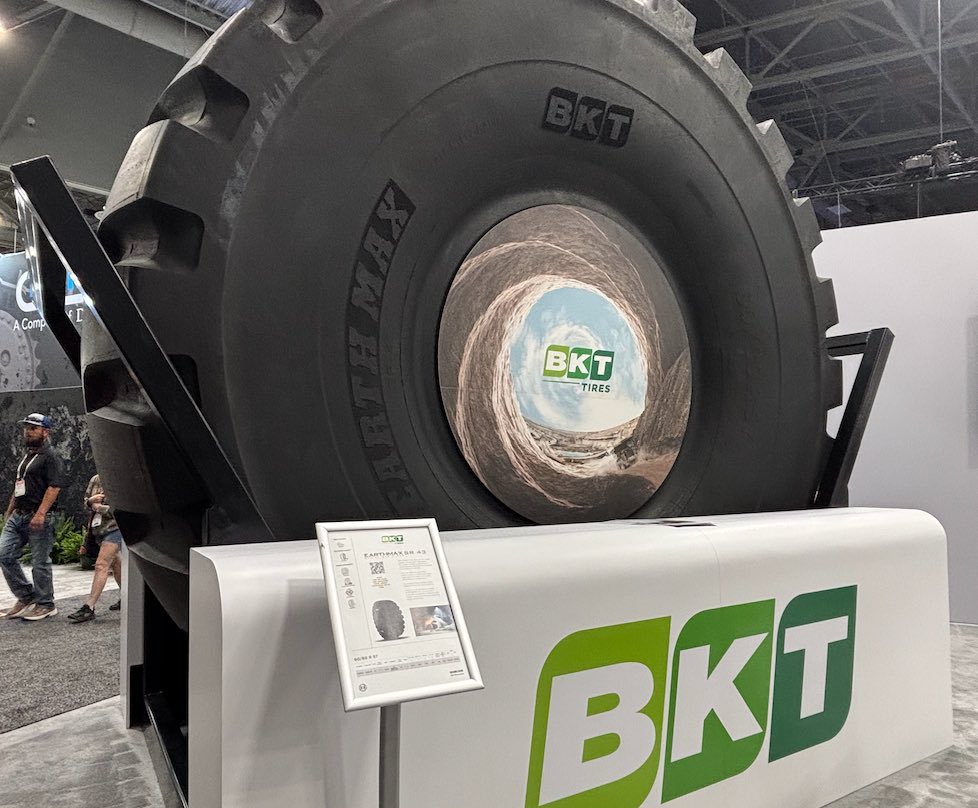BKT con el neumático EARTHMAX SR 43 en CONEXPO 2026 notiCIas maquinaria