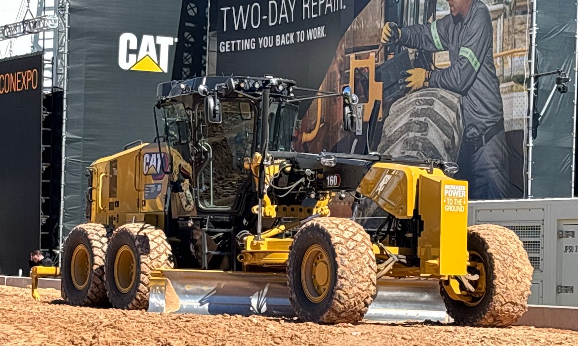 Cat 150 Caterpillar lleva las motoniveladoras Cat® 150 y 160 a Conexpo