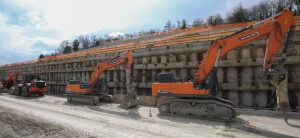 Develon con Amplia Infrastructures para grandes obras de autopistas en Italia noticias maquinaria