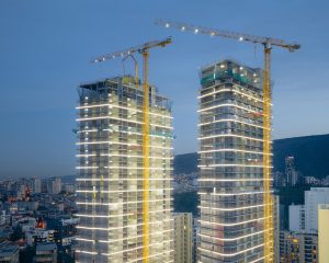 Dos grúas torre Potain en un proyecto emblemático en Tiflis noticias maquinaria