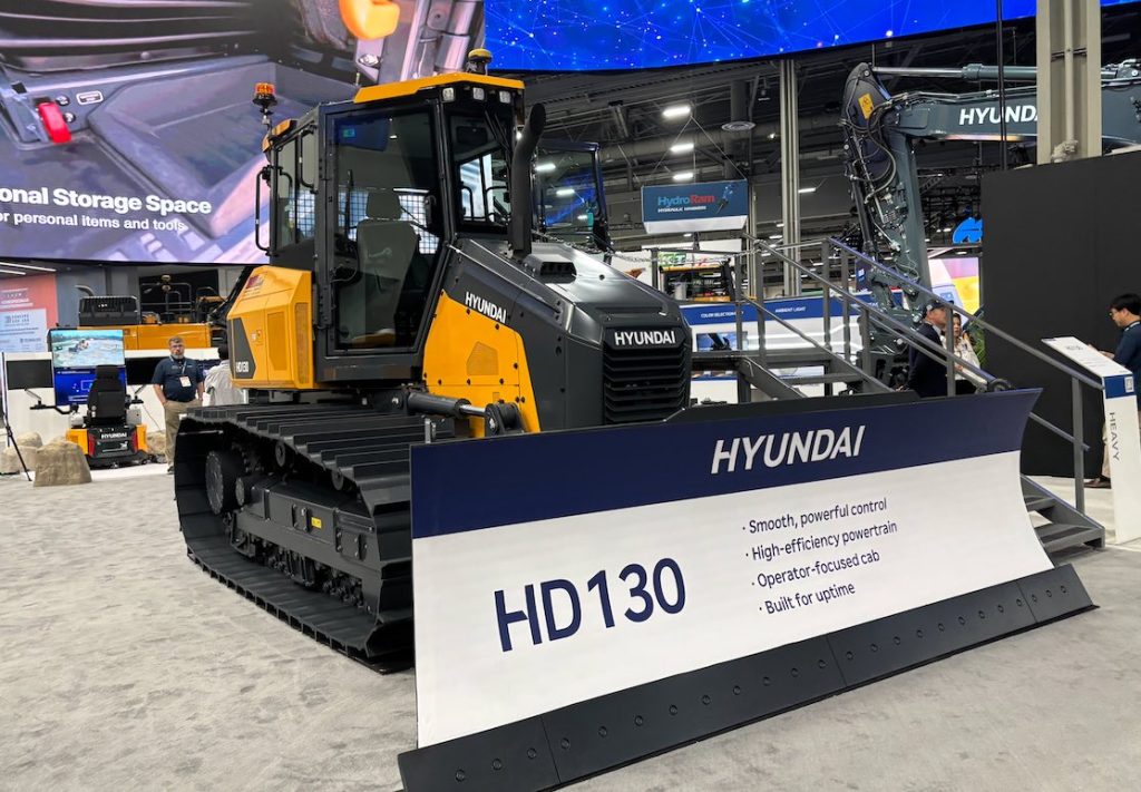 Hyundai expone el bulldozer HD130 en Conexpo noticias maquinaria