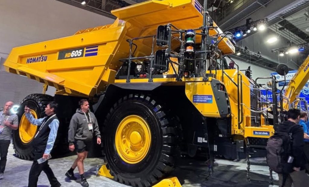 Komatsu presenta sus volquetes todoterreno en CONEXPO 2026 noticias maquinaria