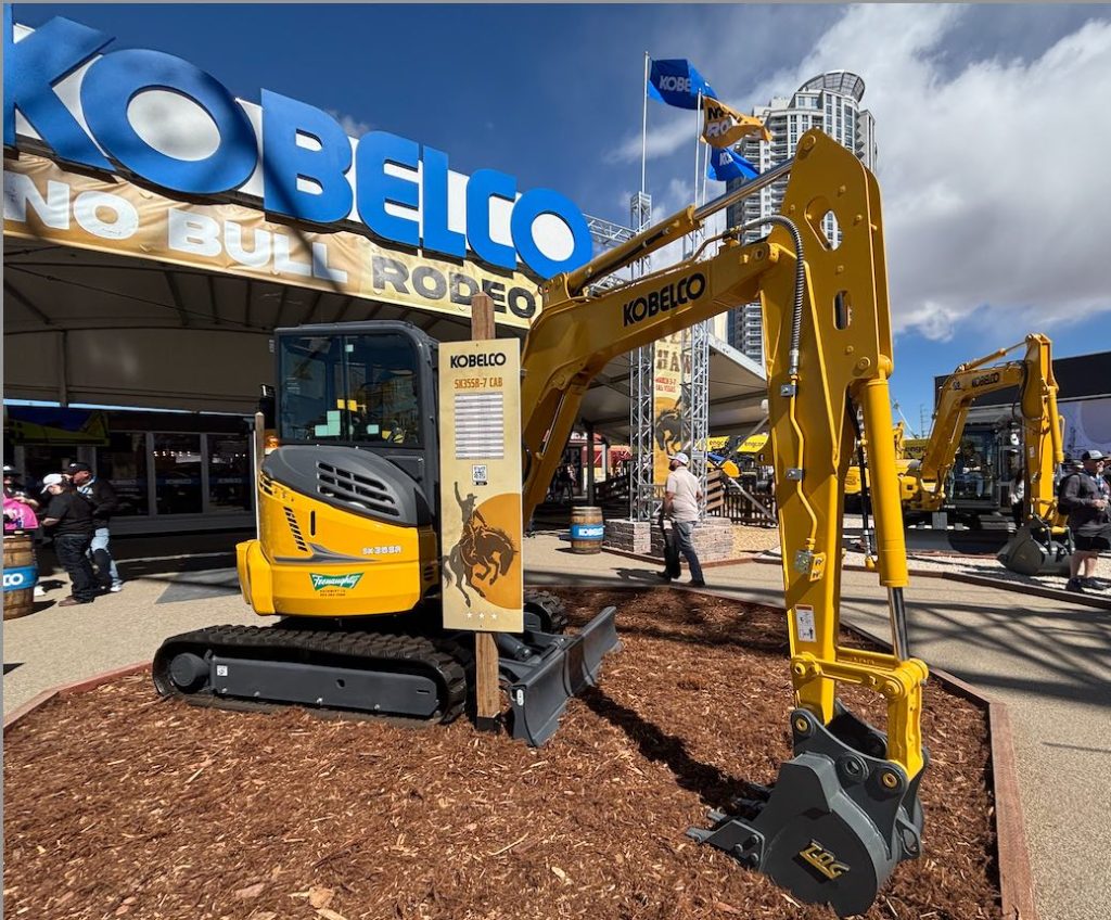 La miniexcavadora SK35SR de Kobelco en Conexpo noticias maquinaria