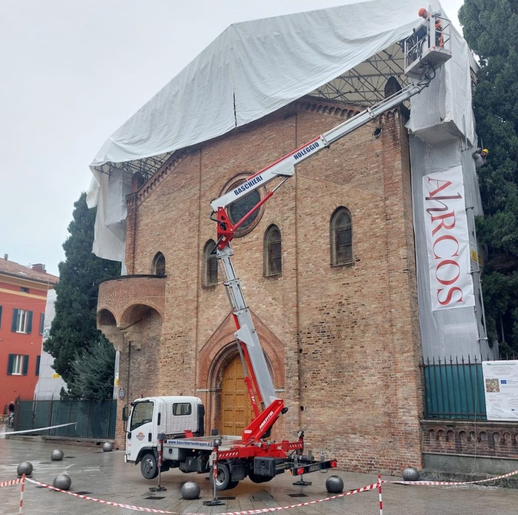 La plataforma aérea Multitel MX 210 trabaja en Bolonia noticias maquinaria