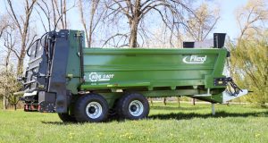 Fliegl presenta el nuevo esparcidor de estiércol KDS 140 Tandem noticias maquinaria