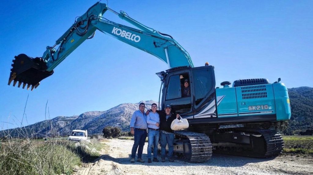 Grupo Almerisan entrega una excavadora Kobelco SK210LC-10 noticias maquinaria
