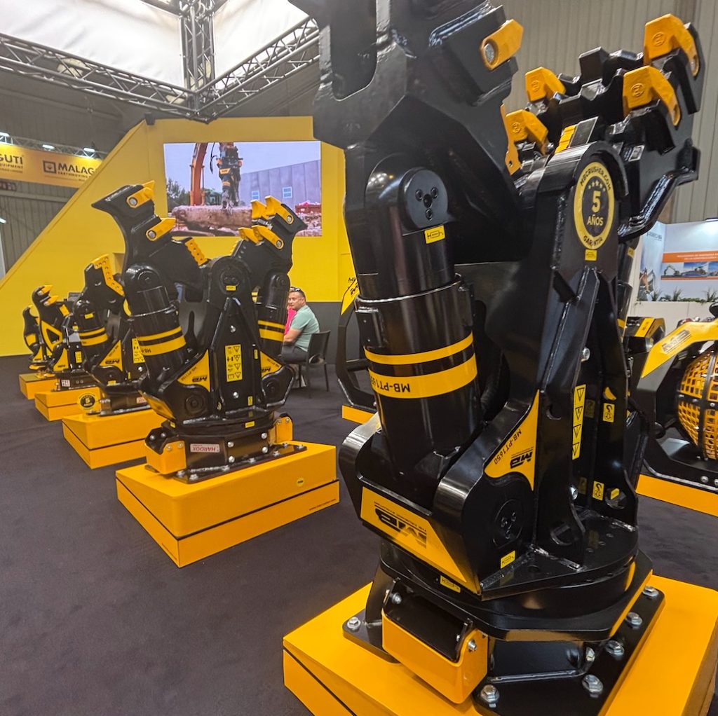 La nueva gama de pinzas demoledoras MB Crusher en Smopyc 2026 noticias maquinaria