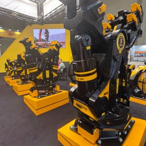 La nueva gama de pinzas demoledoras MB Crusher en Smopyc 2026 noticias maquinaria